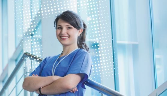 Ärztliche Assistenz im Krankenhausflur