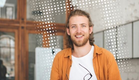 Lehrkraft mit Brille in der Hand