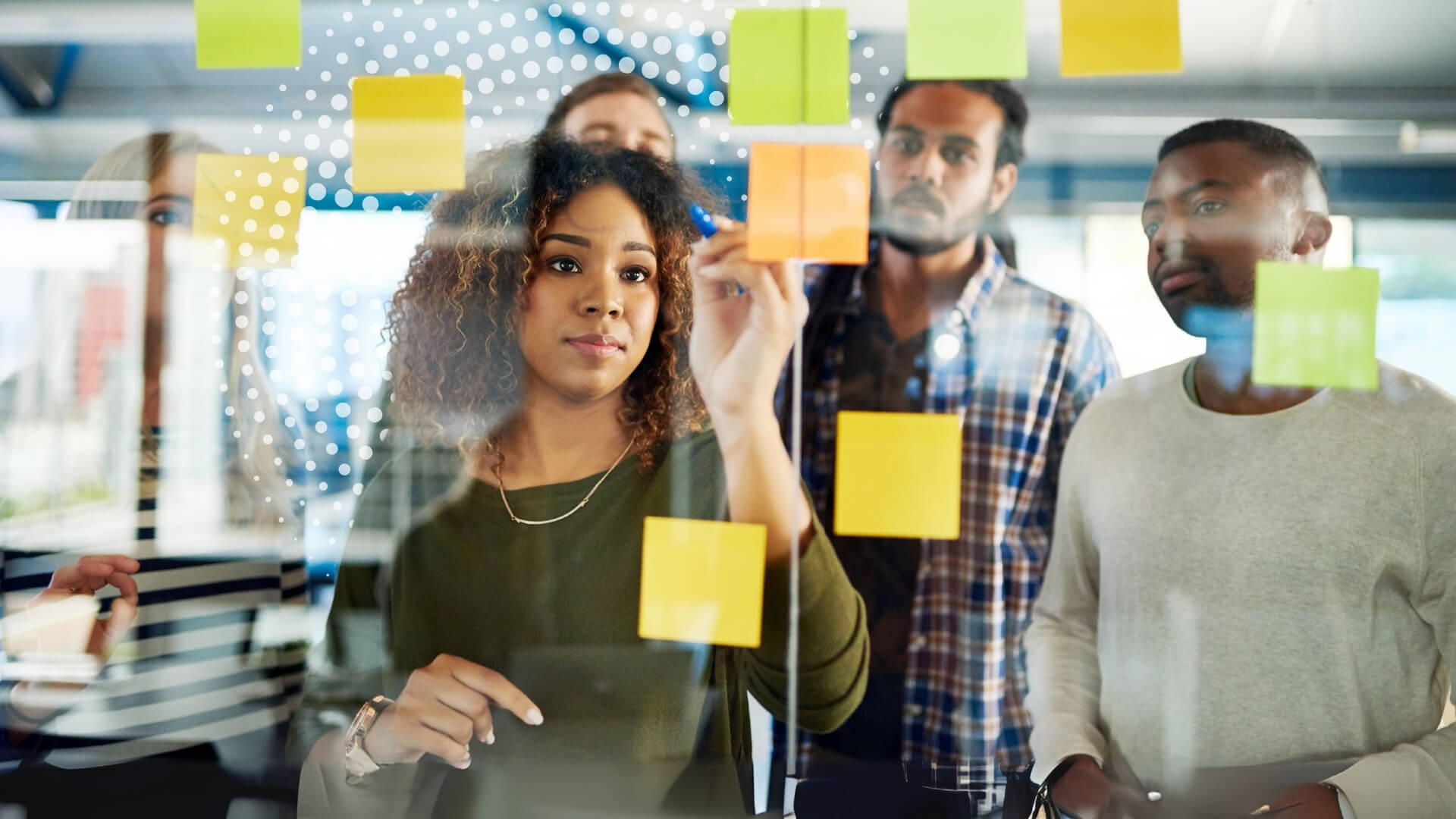 Mädchen mit Post-Its vor Glas