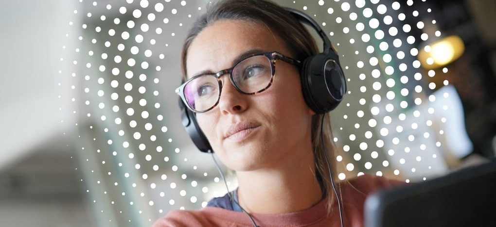 Frau mit Kopfhörern und Brille