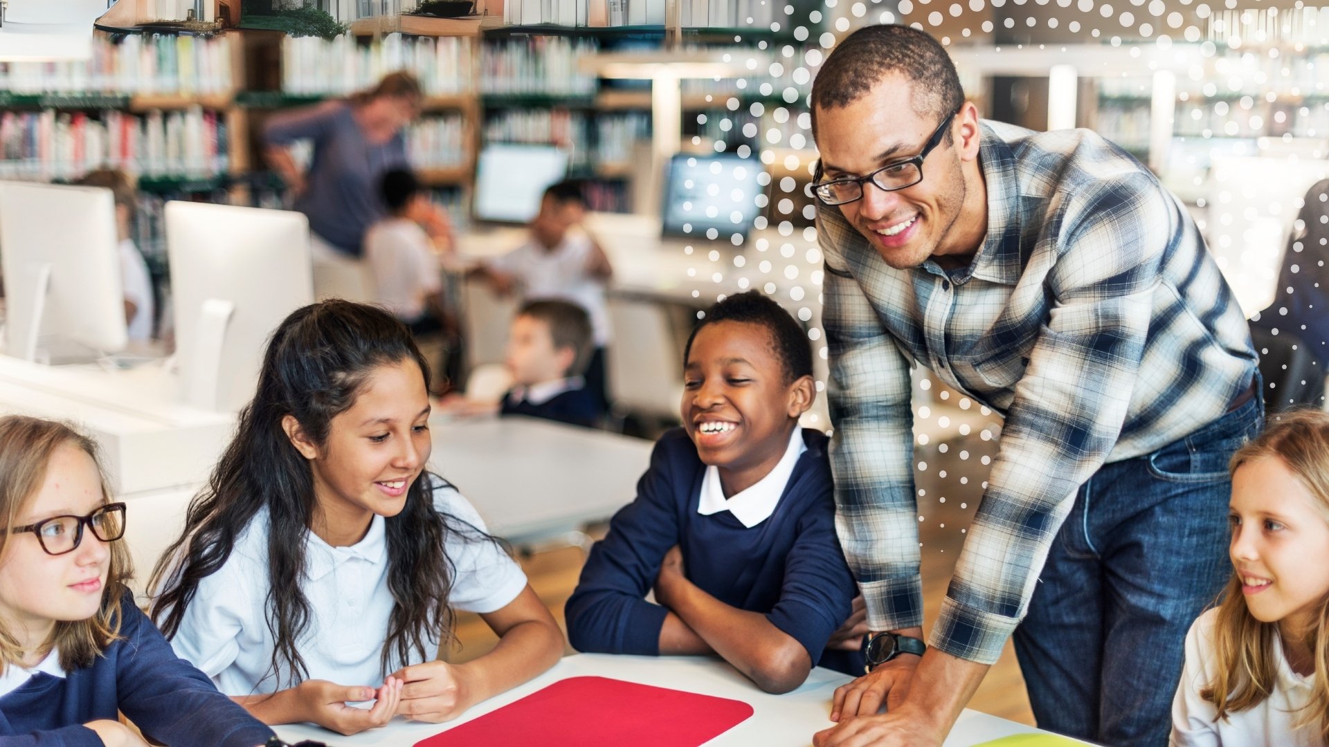Lehrkraft am Tisch mit Schüler:innen