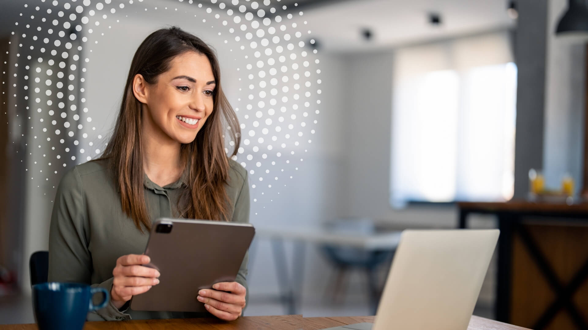 Businessfrau mit Tablet am Laptop
