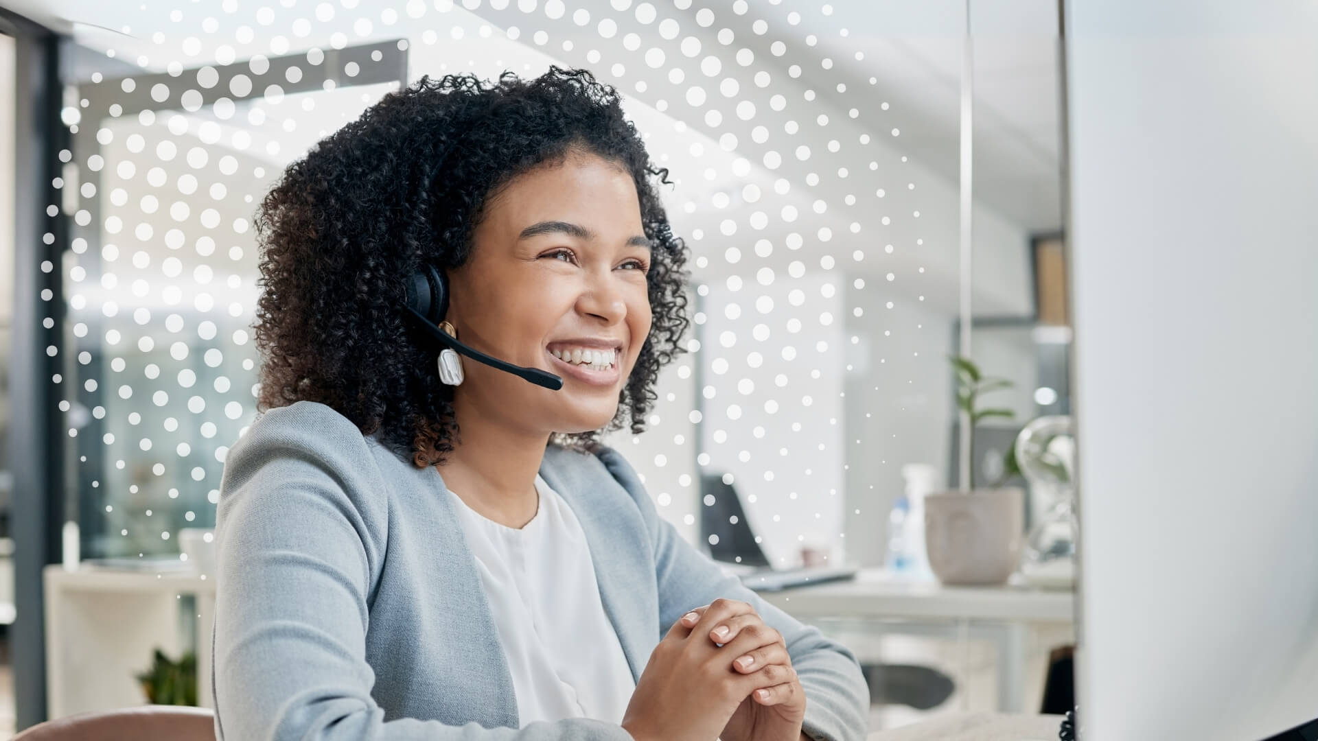 Lächelnde Frau mit Headset
