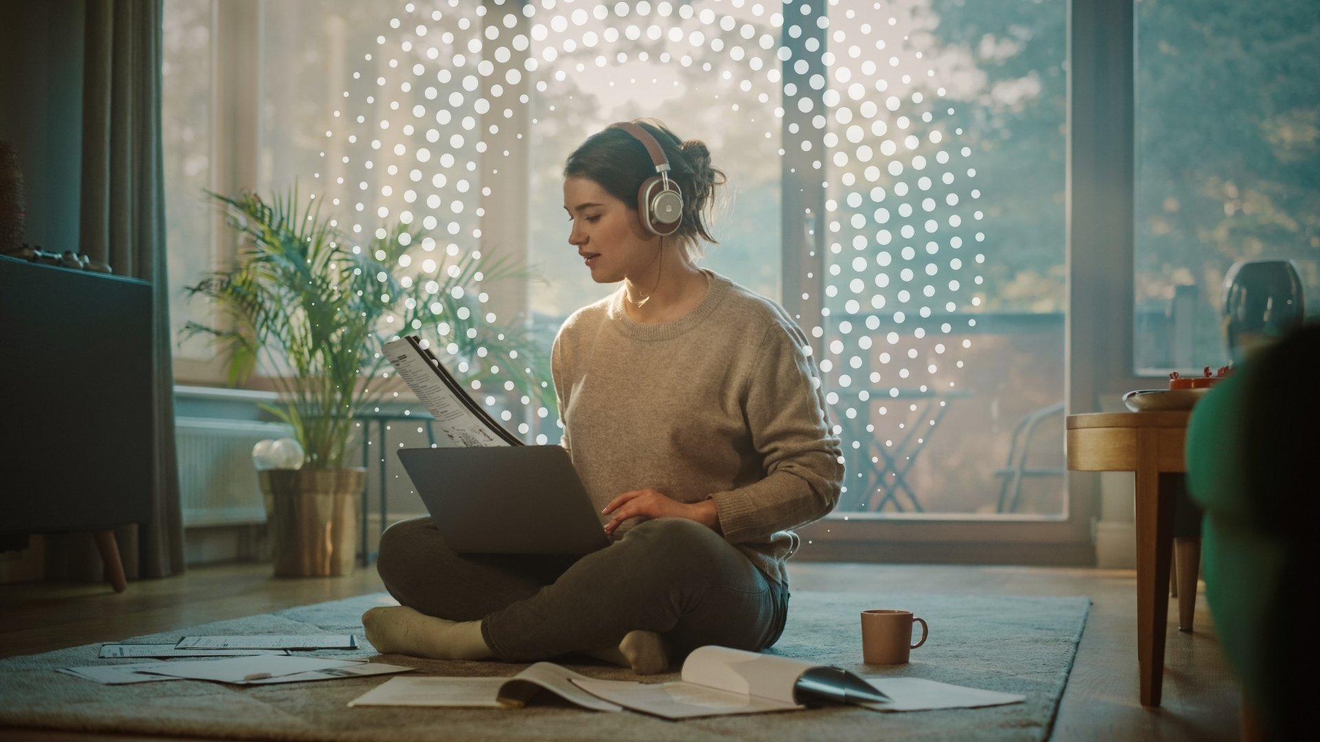 Studentin mit Kopfhörern am Laptop